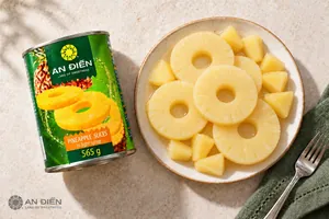 Machine-cut pineapple slices, top view
